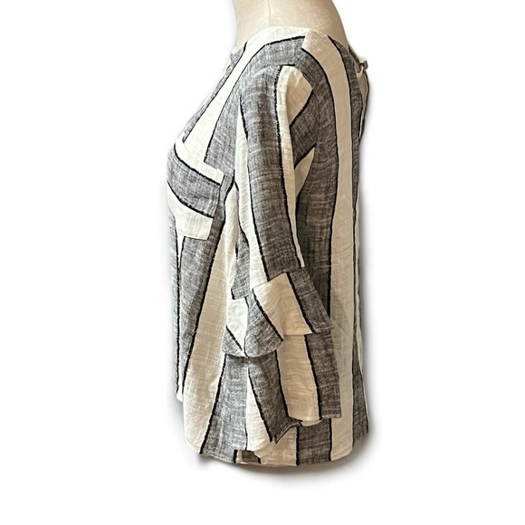 URBAN Romantics Gray & Cream Ruffled Sleeve Boxy Blouse - Picture 2 of 4